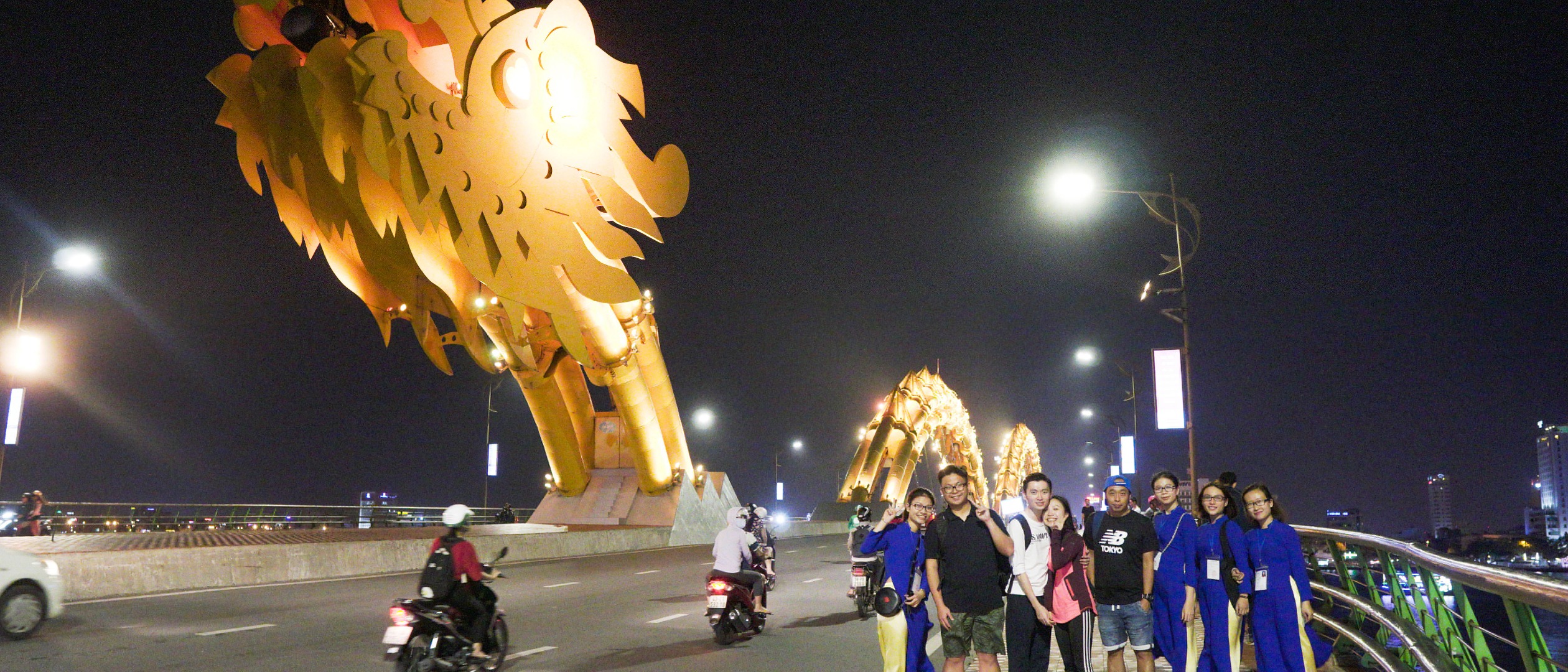 Tour riêng thành phố Đà Nẵng và du thuyền sông Hàn về đêm cùng nữ tài xế áo dài